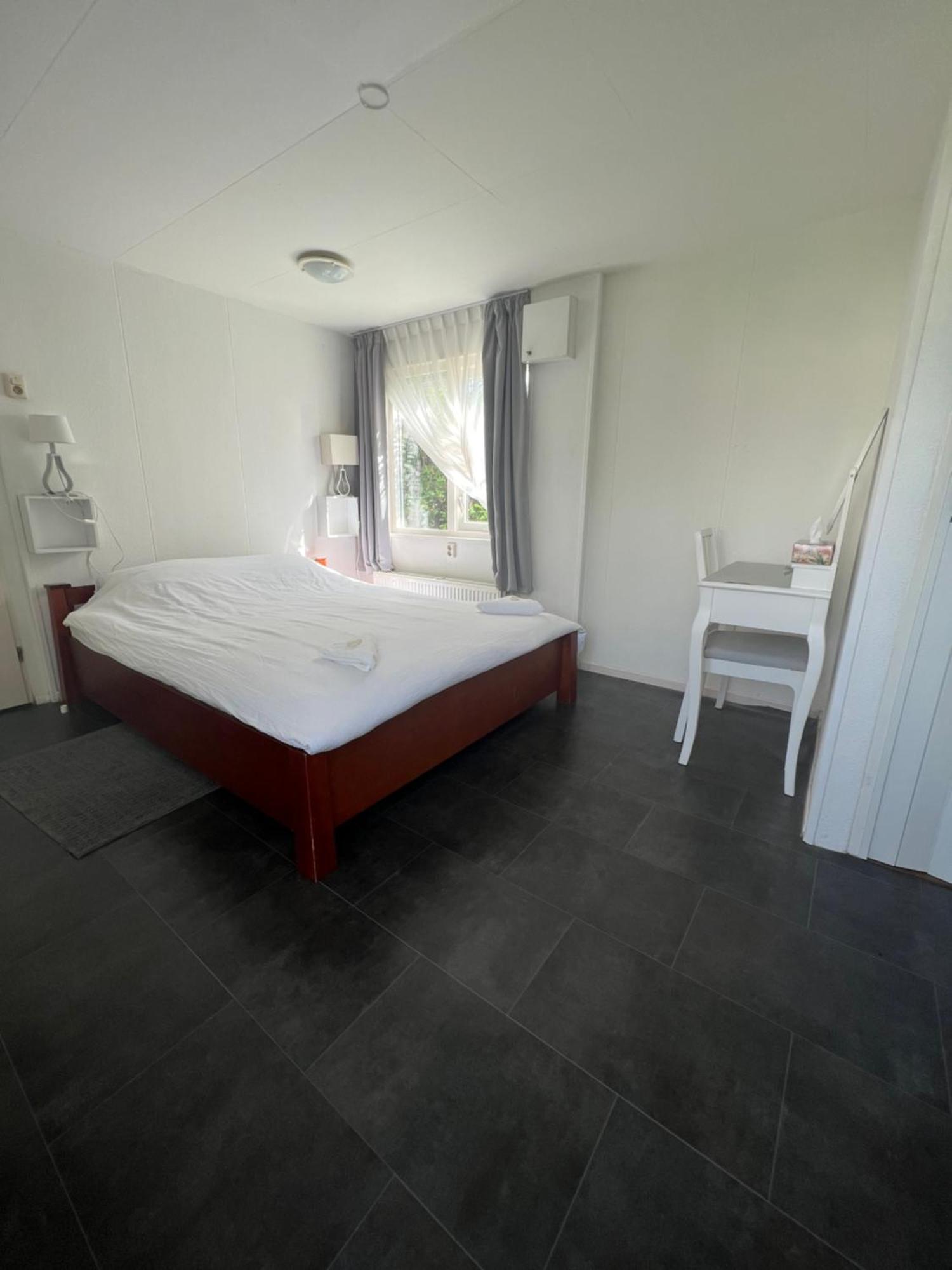Ruime Chalet Midden In De Natuur In Lith Ngoại thất bức ảnh