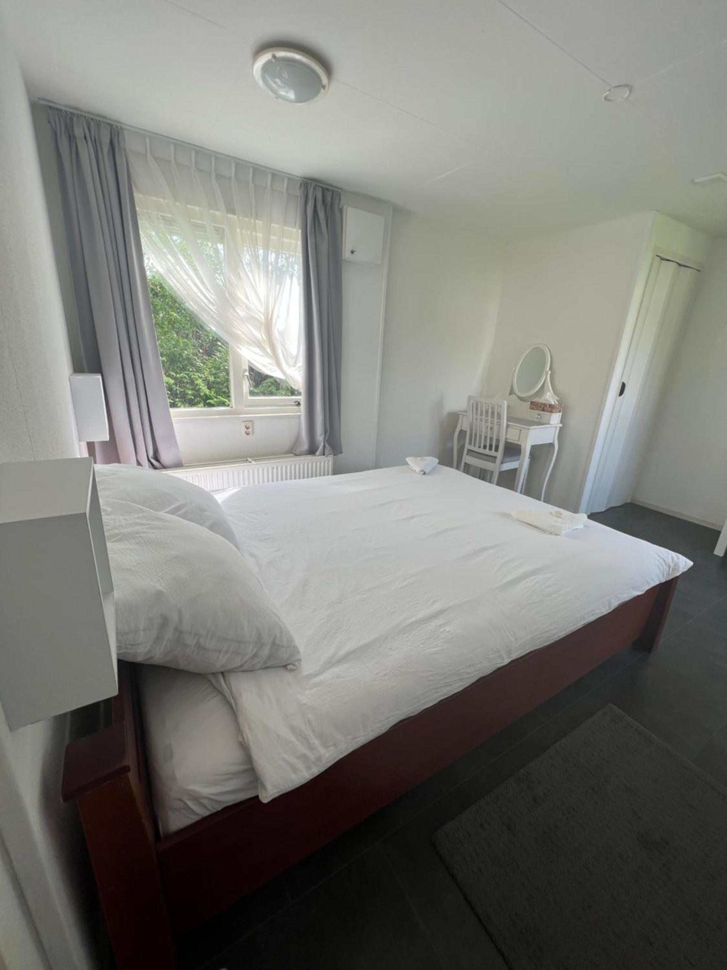 Ruime Chalet Midden In De Natuur In Lith Ngoại thất bức ảnh